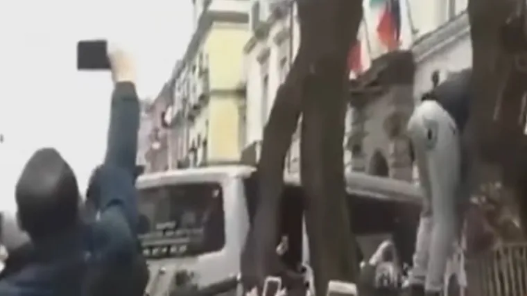 Napolijevi navijači Modriću i dru&scaron;tvu dali uvid u ono &scaron;to ih čeka na stadionu