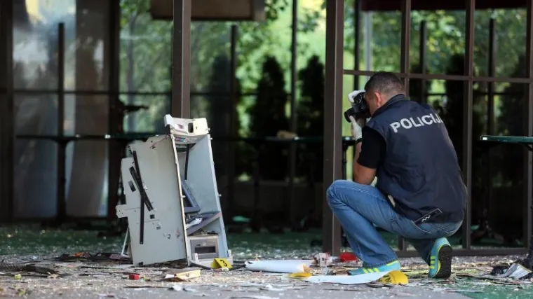 Novac je letio posvuda, o&scaron;tećeni su obližnji kafić i trgovina