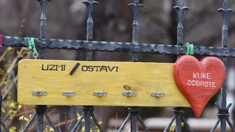 Veliko srce: ni ki&scaron;a ne ometa &Scaron;ibenčane da na kukama dobrote ostavljaju stvari potrebitima