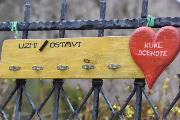 Biti 'čovjek' je ne&scaron;to najljep&scaron;e: ni ki&scaron;a ne sprječava &Scaron;ibenčane da na kukama dobrote ostave potrep&scaron;tine potrebitima