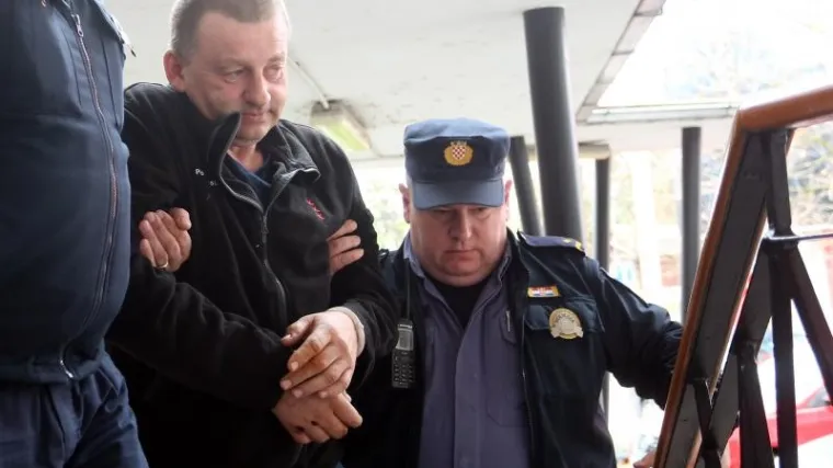 KRVAVA OBITELJSKA DRAMA: Ovo je nasilnik koji je jučer izbo ženu pred očima vlastite kćeri, nasred tržnice u Karlovcu