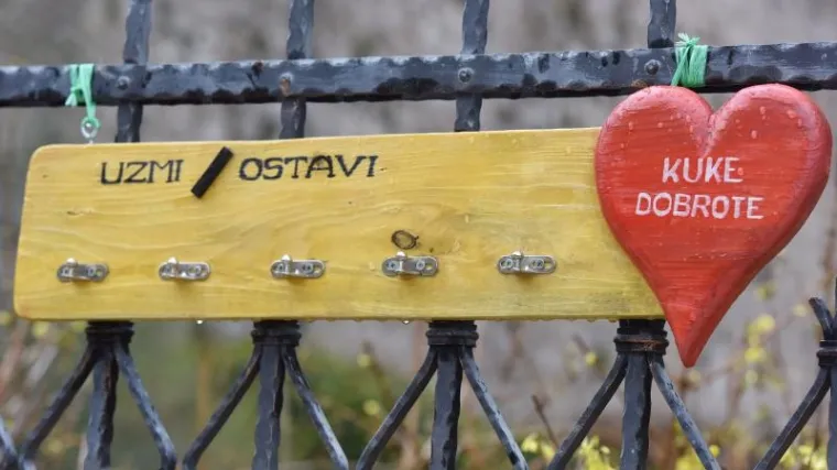 Biti 'čovjek' je ne&scaron;to najljep&scaron;e: ni ki&scaron;a ne sprječava &Scaron;ibenčane da na kukama dobrote ostave potrep&scaron;tine potrebitima