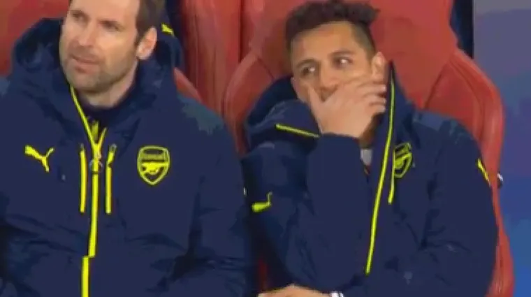 Alexis Sanchez se smije na klupi, a navijači razapinju Wengera i 'topnike' na dru&scaron;tvenim mrežama