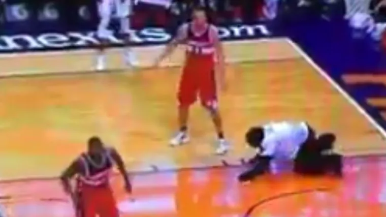 Nije mu ba&scaron; bilo svejedno: pogledajte kako je maskota Sunsa prepla&scaron;ila Bojana Bogdanovića