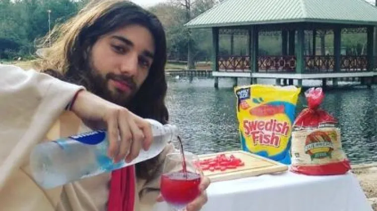 Isus Krist je na dru&scaron;tvenim mrežama i ima 'božanstvene' ulete: 'Sada znam za&scaron;to je Salomon imao 700 žena. Nije upoznao tebe'