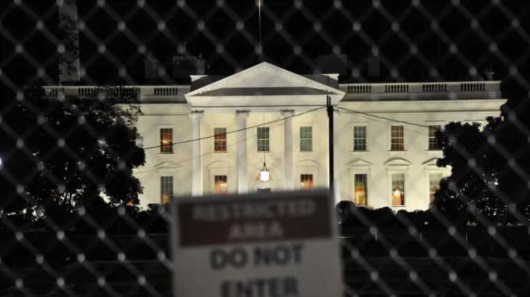 Pozvao turiste u obilazak Bijele kuće, a zatim im to zabranio