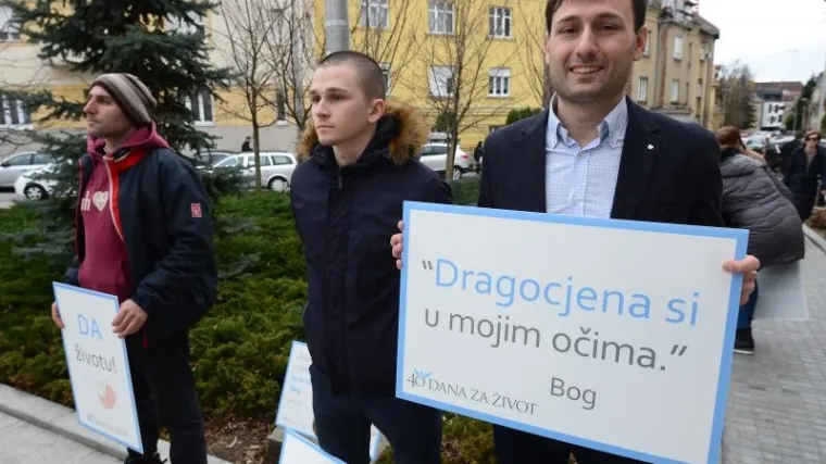 Ministar ima poruku za molitelje pred bolnicama