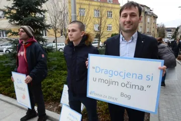 Ministar ima poruku za molitelje pred bolnicama