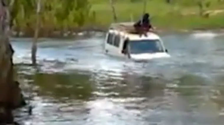 Dok mu prijatelj vozi kroz rijeku prepunu krokodila, on se smjestio na zanimljivo mjesto