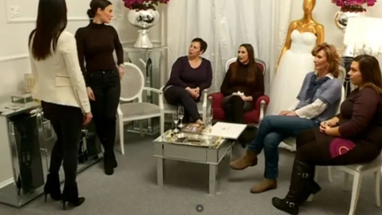 S jedne strane mladenka, s druge majka i svekrva: Može li potraga za vjenčanicom biti uspje&scaron;na?