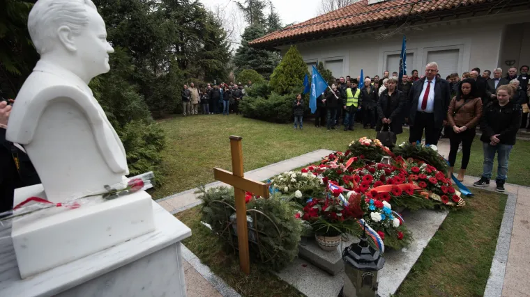 Sljedbenici odali počast Slobodanu Milo&scaron;eviću: cvijeće na njegov grob položili Vulin, &Scaron;e&scaron;elj, &Scaron;ainović i drugi