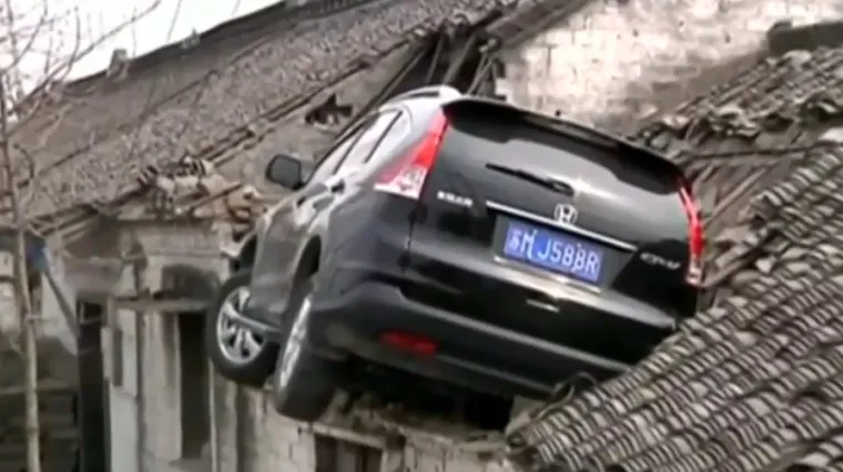 Umjesto kočnice, nagazio na brzinu: auto sletio s ceste i 'parkirao' se na krovu kuće