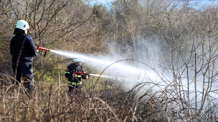 Splitski vatrogasci jučer ugasili čak pet požara, a posao im otežavala i orkanska bura