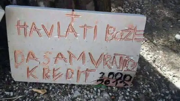 O ovoj ploči svi pričaju: zahvalio se Bogu jer je vratio kredit, ali ni zahvala nije pro&scaron;la bez gramatičke pogre&scaron;ke...