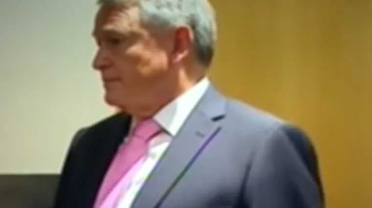 'Zar niste mogli jednostavno skupiti noge?'