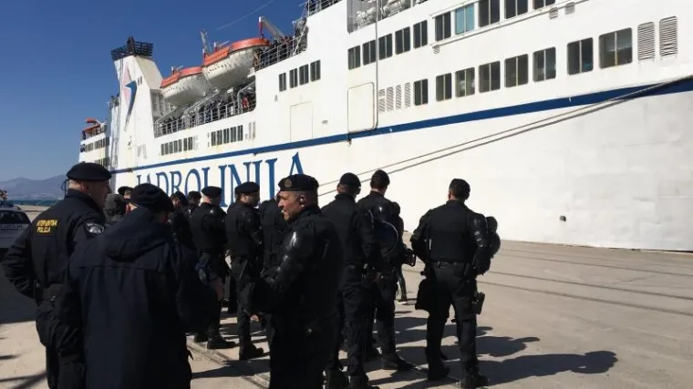 Tisuću navijača Rijeke uz bakljadu uplovilo u Split, uz ogromnu policijsku pratnju autobusima stigli na Poljud