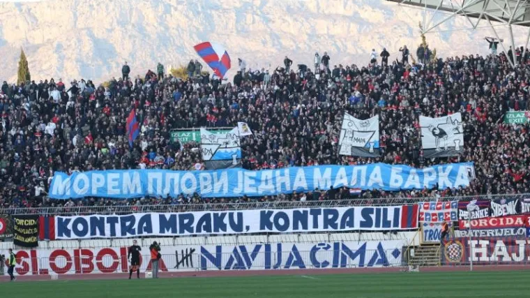 S tribina ponovno letjele baklje, Torcida provocirala Riječane transparentom na ćirilici