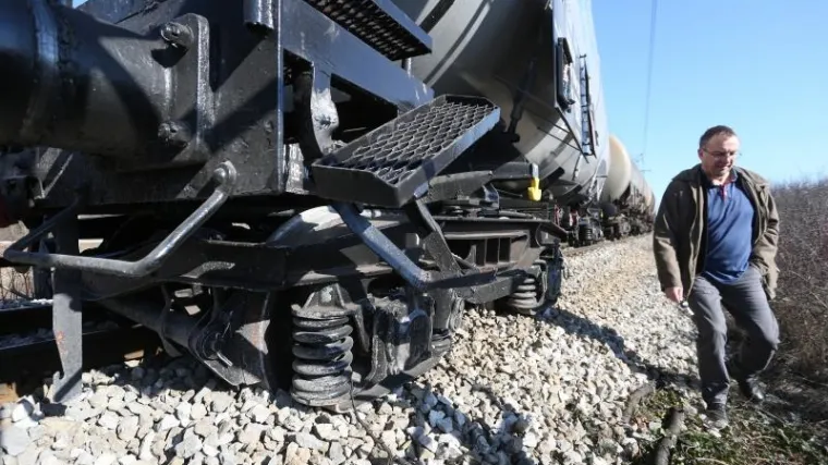 Dio kompozicije s cisternama iz Ine izletio iz tračnica