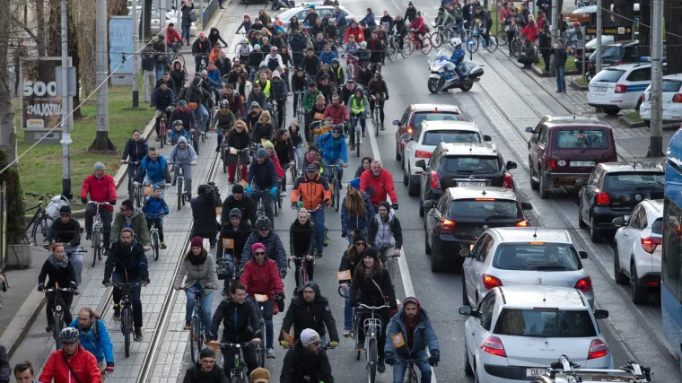 Prvi ovakve vrste u Hrvatskoj: masovnom biciklističkom vožnjom kroz Zagreb počeo val klimatskih prosvjeda
