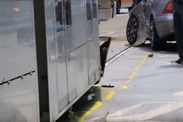 Probila ogradu nadvožnjaka i sletjela pa nastavila vožnju po tračnicama