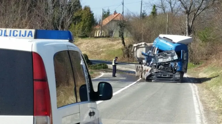 Nesreća na 'staroj riječkoj' &ndash; kabina zgužvana kao limenka, vozač te&scaron;ko ozlijeđen