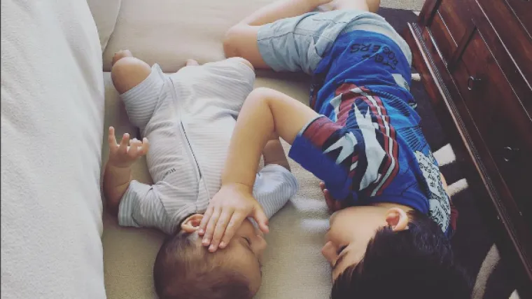 'Veliki brat je ovdje. Sve je u redu': majka snimila fotografiju svojih sinova koja je dirnula mnoge