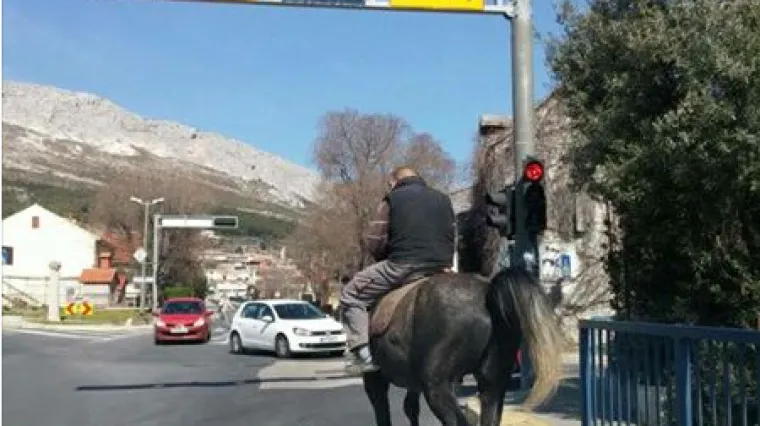 Solinski jahač odu&scaron;evio dru&scaron;tvene mreže: 'A žmigavac, ni&scaron;ta?'