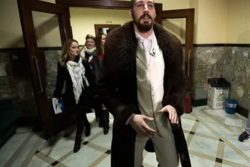 Kandidat za predsjednika Srbije stigao u bundi i limuzini s trubačima, građani ga dočekali kao kralja