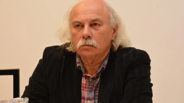 Silom joj uvalio jezik u usta