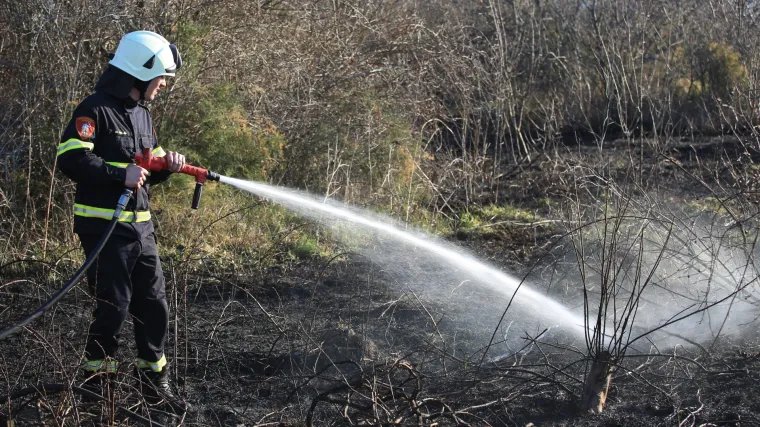 U tri dana vatrogasci gasili čak 16 požara na otvorenom: za nekontrolirano spaljivanje propisane visoke kazne, moguć i zatvor