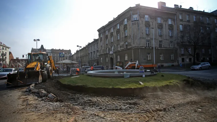 'Za&scaron;to Bandić jednostavno ne napravi par mobilnih fontana? Neka evo bude zlatna s lavovima koji rigaju vodu i neka kruži po gradu'