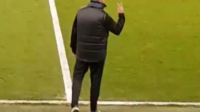 Prvo na uvrede odgovorio s tri prsta, a onda jednom rečenicom uni&scaron;tio svoje mrzitelje