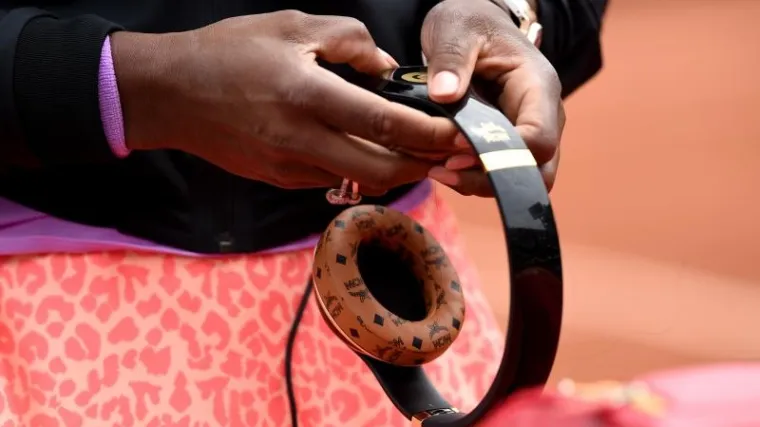 Dok je bezbrižno slu&scaron;ala glazbu tijekom leta, slu&scaron;alice su - eksplodirale