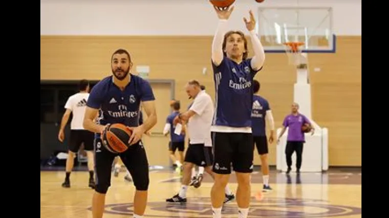 Kapetan Hrvatske u atipičnoj ulozi: Modrić i suigrači posjetili trening ko&scaron;arka&scaron;a iz Madrida