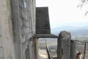 Neobjašnjive stepenice iz Imotskog osvojile društvene mreže: 'Dva majstora i četiri gajbe pive'