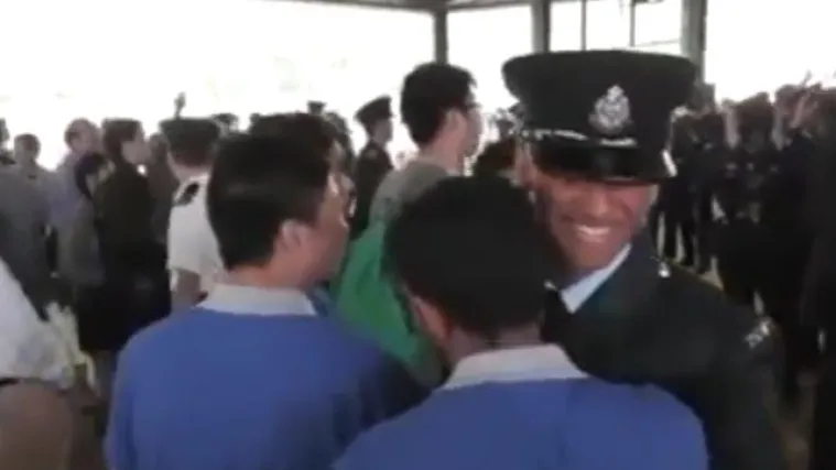 'Zgodan, hrabar i ima zlatno srce': mladi policajac dobio bazu fanova u Hong Kongu nakon &scaron;to je spasio suicidalnog mu&scaron;karca