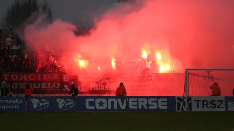Torcida na kaznu odgovorila kroz navijačke stihove: 'Kontra zakona, kontra zabrana!'