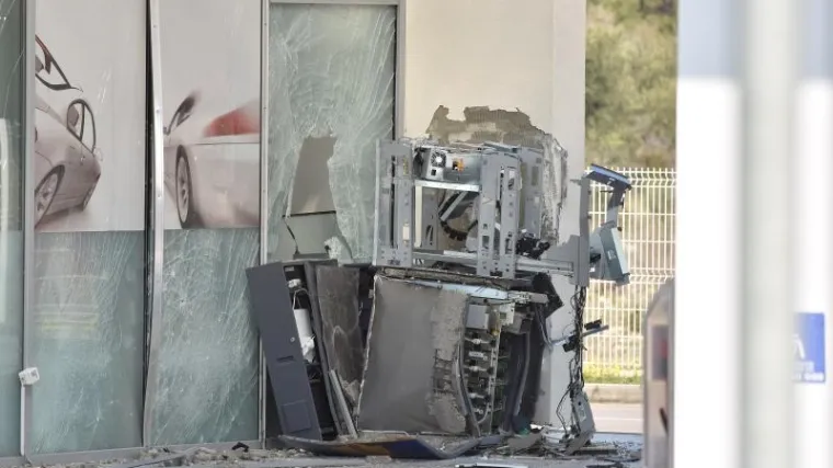 Opet raznesen i opljačkan bankomat, ovaj put na benzinskoj pumpi u Vodicama