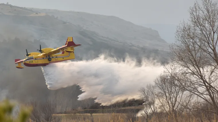 Borba s vatrenom stihijom: kod Zadra buknuo veliki požar, vatrogascima u pomoć stigli i kanaderi