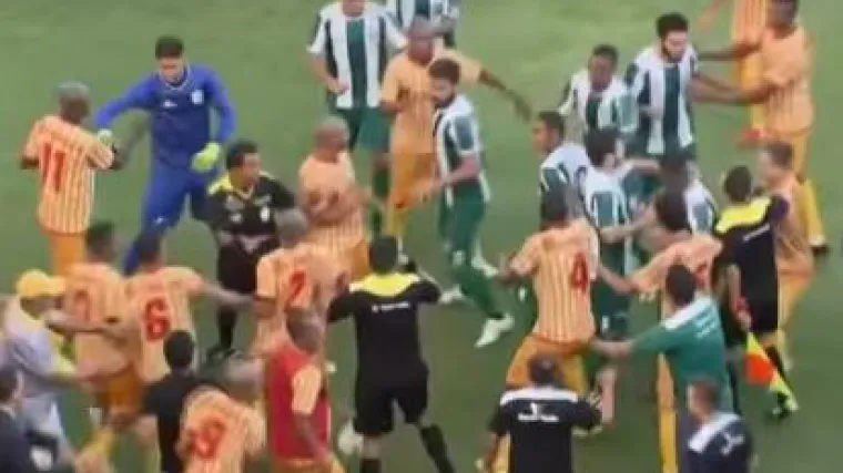 Opći kaos u Brazilu, igrači se mlatili na terenu, navijači na tribinama