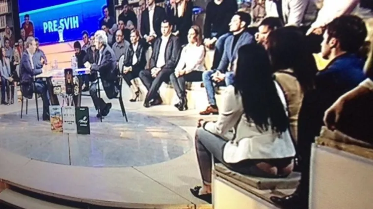 Dok je slu&scaron;ala premijera Vučića, nije ni shvatila da su joj pale hlače