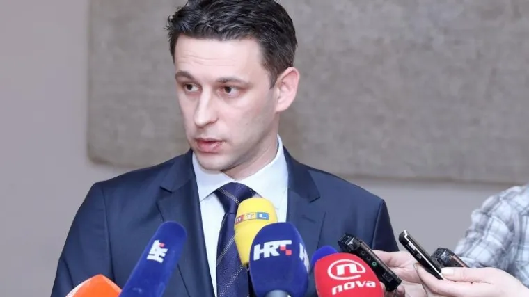 Petrov otresito odgovarao novinarima na pitanje o Agrokoru: 'Koliko puta trebam reći da neću davati izjave'