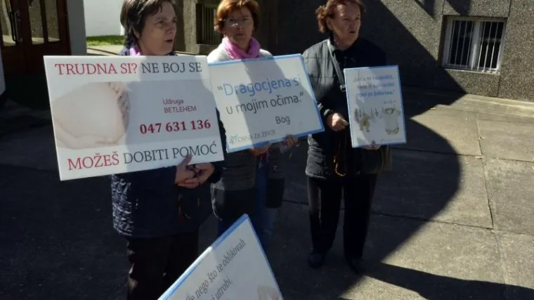 Članovi udruge 'U ime obitelji' mole se i ispred obiteljskog savjetovali&scaron;ta u Frankfurtu