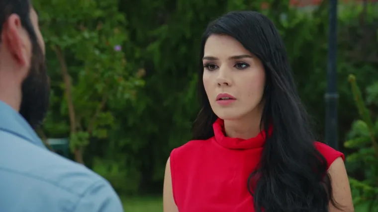 Kahraman ne odustaje od Elif iako se ona udaljava od njega, a Defne prijeti Ziji (Sudbina)