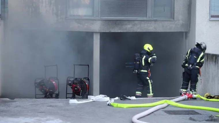 Gorjela garaža u stambenoj zgradi, evakuirali stanare, upalio se i alarm u obližnjoj banci