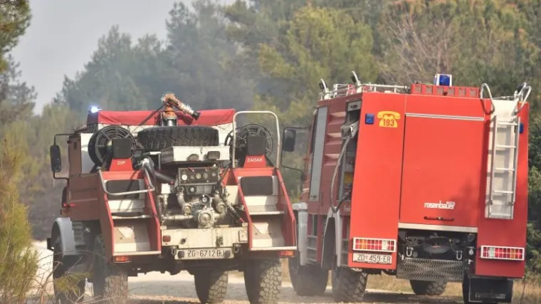 Vatra prijeti i popularnoj diskoteci, vatrogascima u pomoć stigao i kanadaer