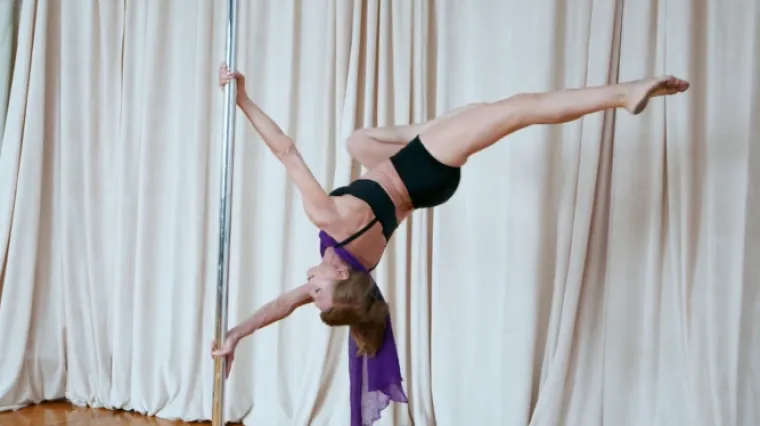 Greta ima 66 godina, a s 59. se počela baviti plesom na šipci. Želi da nešto naučite iz njenog primjera