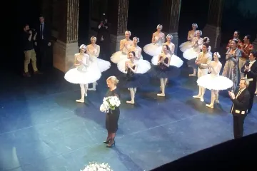 Pogledajte trenutak kada je predsjednica Grabar Kitarović izašla s ansamblom pred publiku