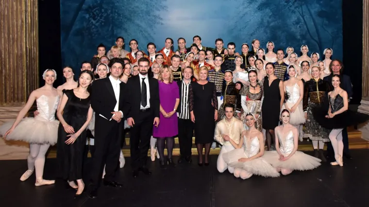 Predsjednica prekr&scaron;ila pravila protokola pa iza&scaron;la s ansamblom pred publiku: neki su prestali pljeskati, drugi napustili dvoranu