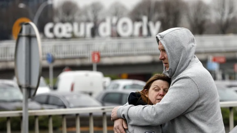 Napadač na Orly izvikivao 'umrijet ću za Alaha', objavio je tužitelj